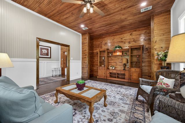 909 N Howard Street, Palestine, TX 75801