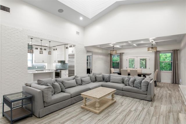 1009 S MORRISON COURT, Tampa, FL 33629