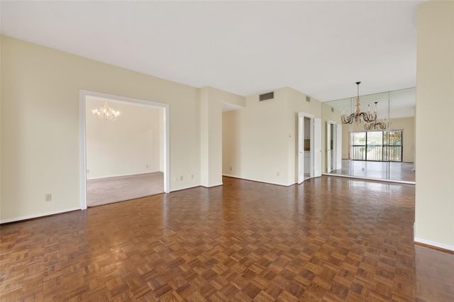 661 Bering Drive 409, Houston, TX 77057