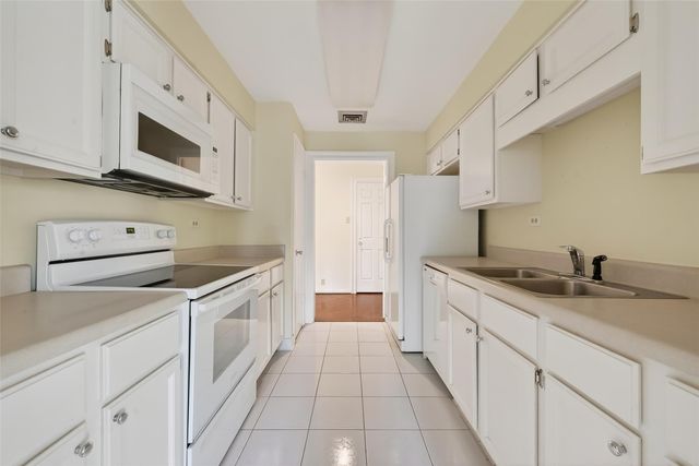 661 Bering Drive 409, Houston, TX 77057