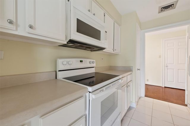 661 Bering Drive 409, Houston, TX 77057