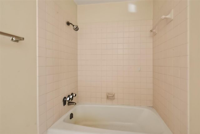661 Bering Drive 409, Houston, TX 77057