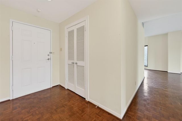 661 Bering Drive 409, Houston, TX 77057