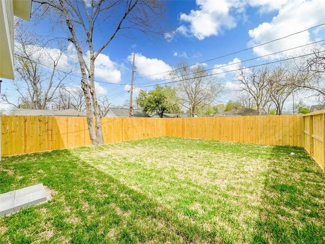 11514 Courtshire Road B, Houston, TX 77076