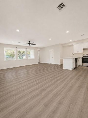 11514 Courtshire Road B, Houston, TX 77076
