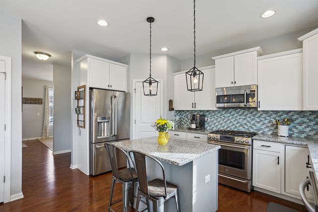 882 N Carly Circle, Yorkville, IL 60560