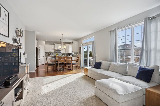 882 N Carly Circle, Yorkville, IL 60560