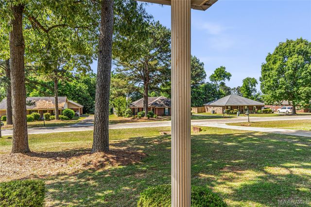 55 Honeysuckle Court, Wetumpka, AL 36093