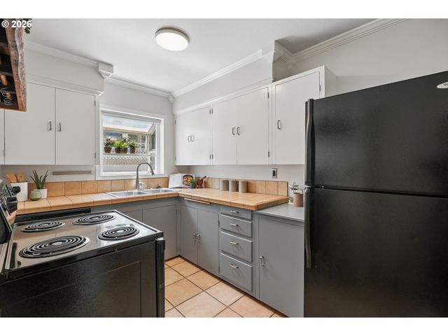 8567 N BURR Ave, Portland, OR 97203