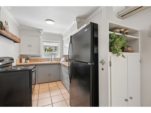 8567 N BURR Ave, Portland, OR 97203