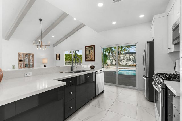 1022 E El Escudero Street, Palm Springs, CA 92262