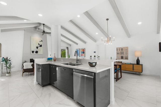 1022 E El Escudero Street, Palm Springs, CA 92262