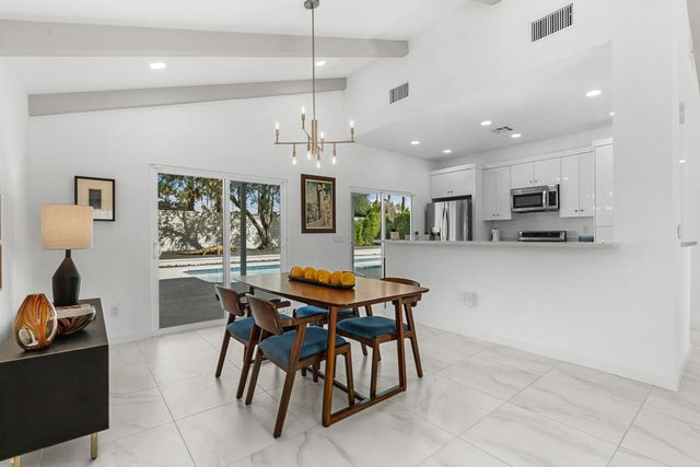 1022 E El Escudero Street, Palm Springs, CA 92262