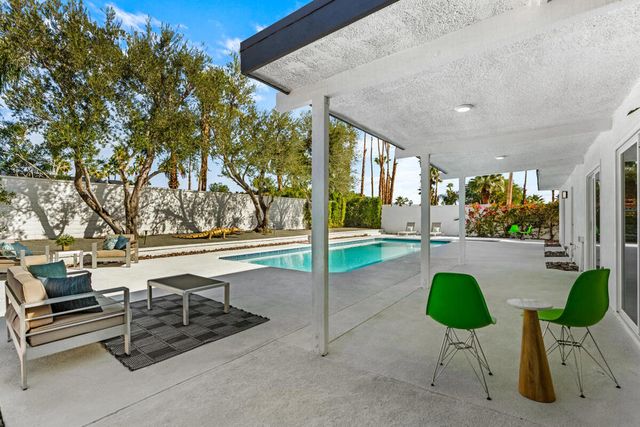 1022 E El Escudero Street, Palm Springs, CA 92262