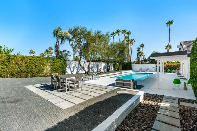 1022 E El Escudero Street, Palm Springs, CA 92262