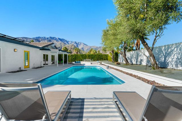 1022 E El Escudero Street, Palm Springs, CA 92262