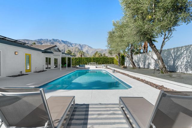 1022 E El Escudero Street, Palm Springs, CA 92262