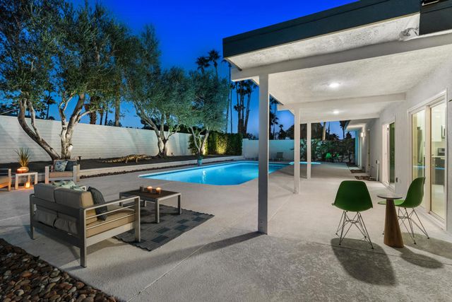 1022 E El Escudero Street, Palm Springs, CA 92262