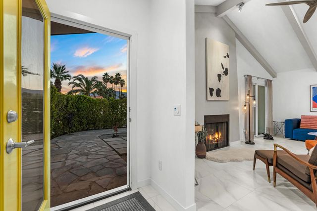 1022 E El Escudero Street, Palm Springs, CA 92262
