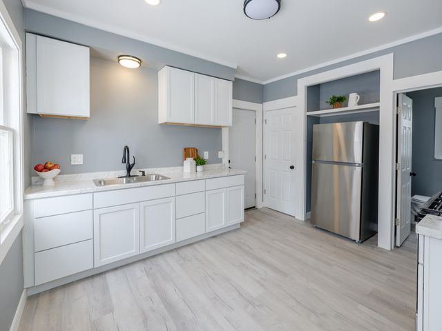 915 Hays Park Avenue, Kalamazoo City, MI 49001