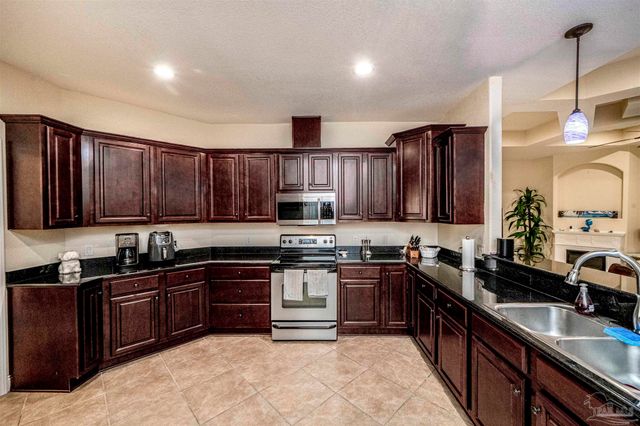 3273 Mcmillan Creek Dr, Milton, FL 32583