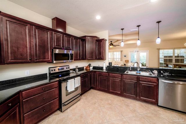 3273 Mcmillan Creek Dr, Milton, FL 32583
