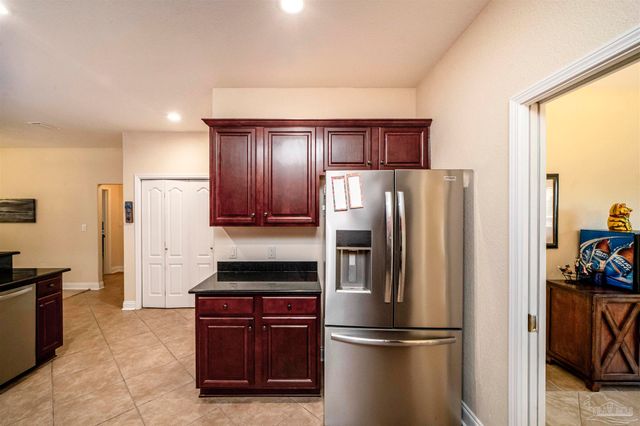 3273 Mcmillan Creek Dr, Milton, FL 32583