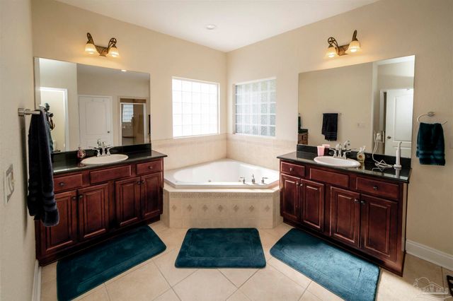 3273 Mcmillan Creek Dr, Milton, FL 32583