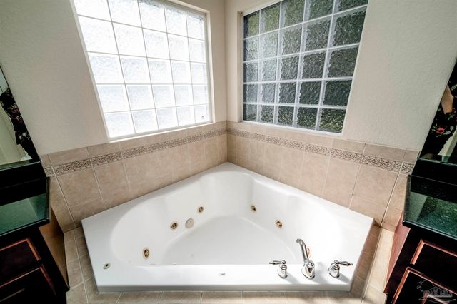 3273 Mcmillan Creek Dr, Milton, FL 32583