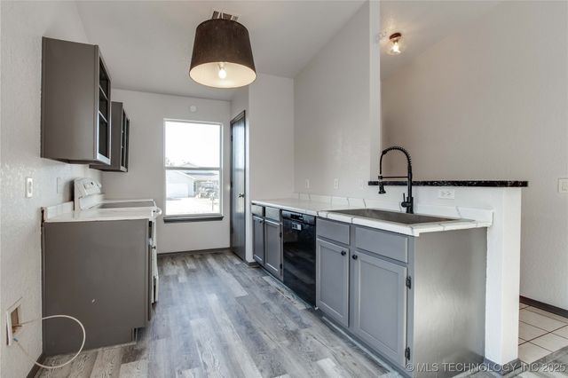 1000 Edinburg Drive, Yukon, OK 73099