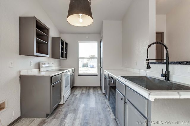 1000 Edinburg Drive, Yukon, OK 73099