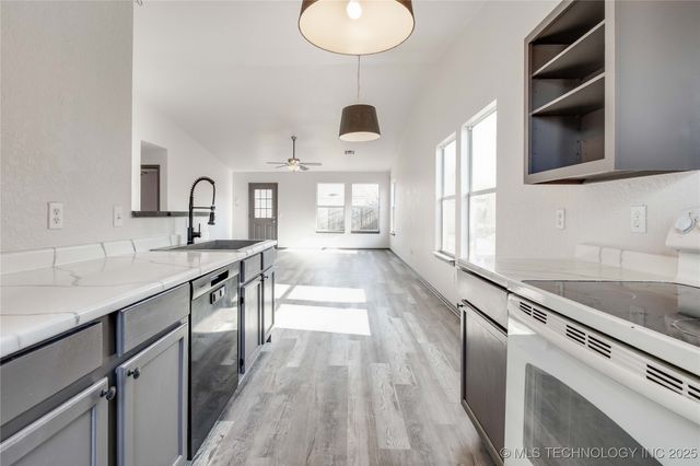 1000 Edinburg Drive, Yukon, OK 73099