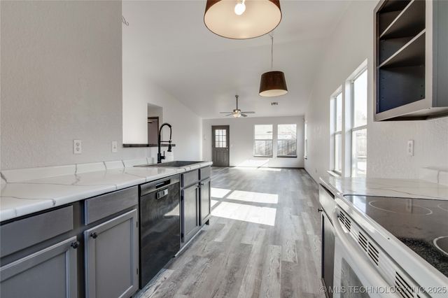 1000 Edinburg Drive, Yukon, OK 73099