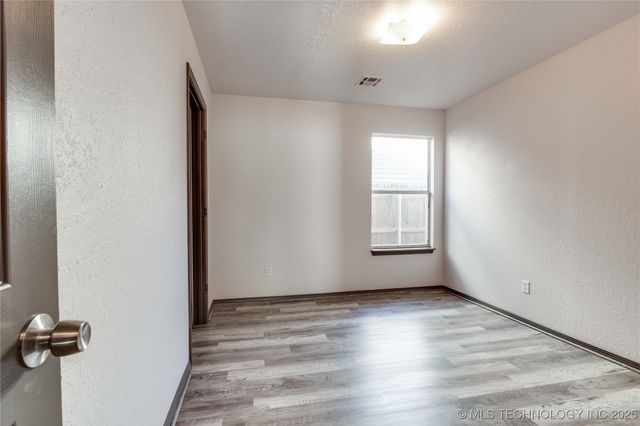 1000 Edinburg Drive, Yukon, OK 73099