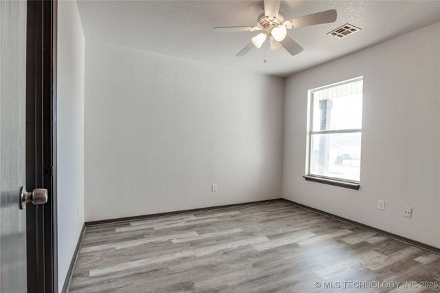 1000 Edinburg Drive, Yukon, OK 73099