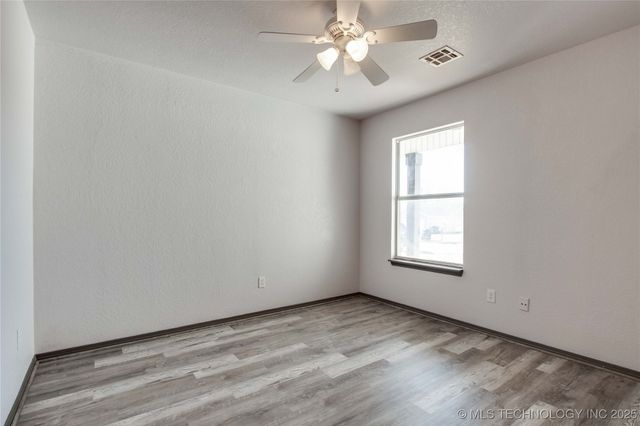 1000 Edinburg Drive, Yukon, OK 73099