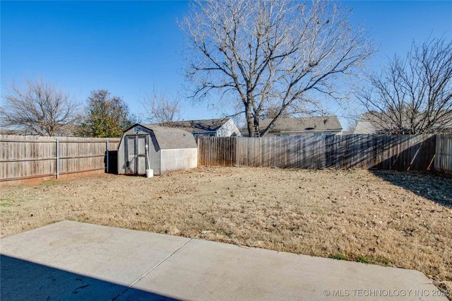1000 Edinburg Drive, Yukon, OK 73099