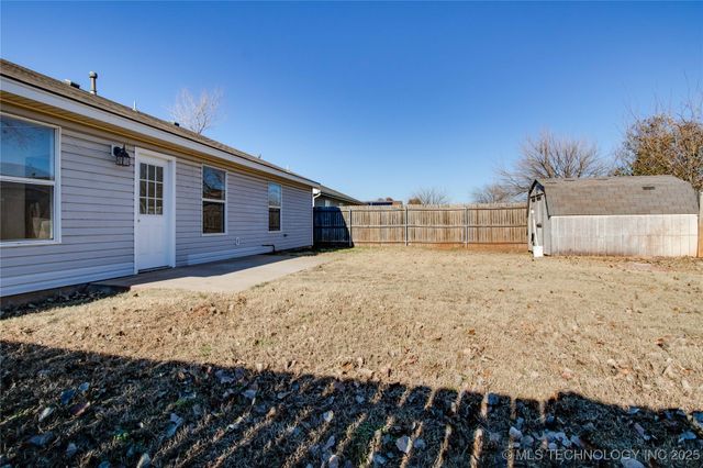 1000 Edinburg Drive, Yukon, OK 73099