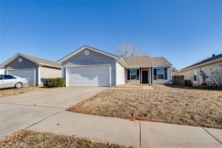 1000 Edinburg Drive, Yukon, OK 73099