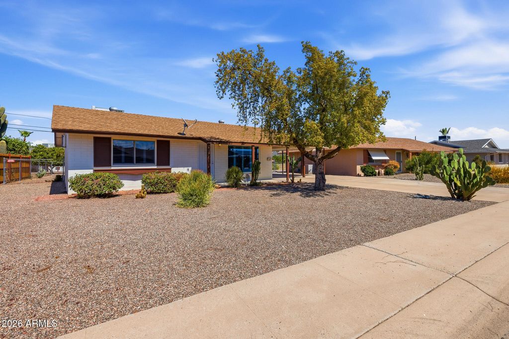 11042 W Canterbury Drive, Sun City, AZ 85351 — photo 2