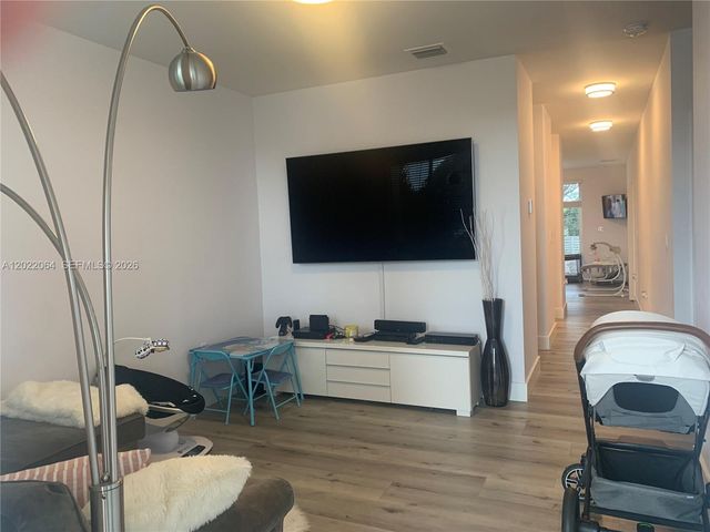 810 E 32nd St 810, Hialeah, FL 33013