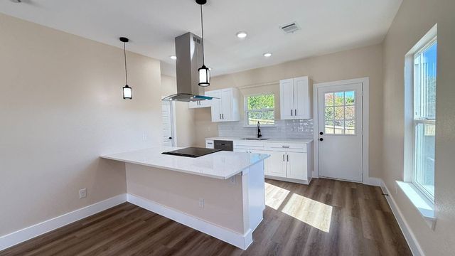 2615 Creekview Drive, Granbury, TX 76048
