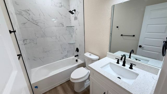 2615 Creekview Drive, Granbury, TX 76048