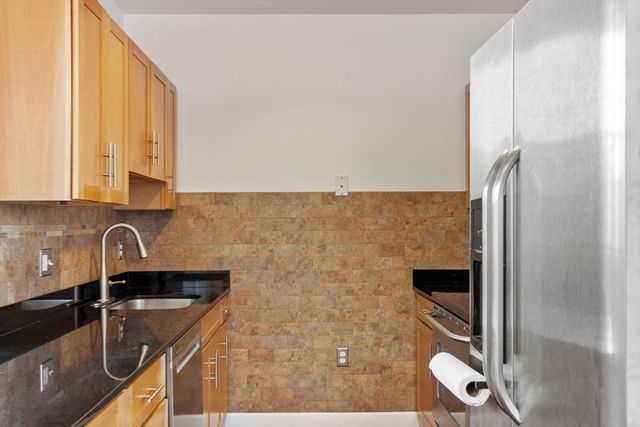 52 Lawrence Drive 515, Lowell, MA 01854