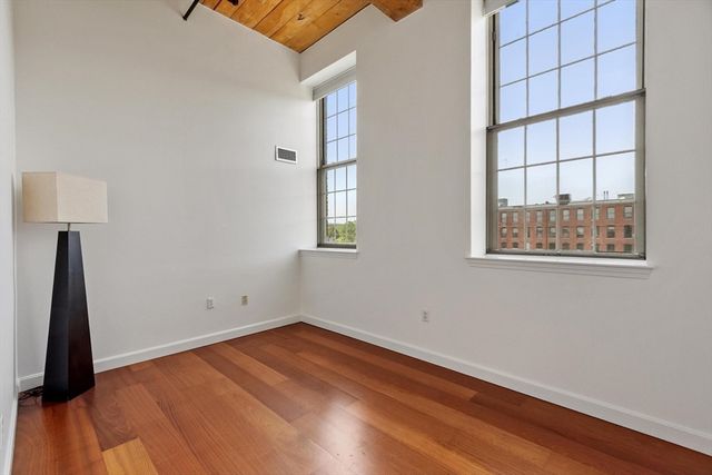 52 Lawrence Drive 515, Lowell, MA 01854
