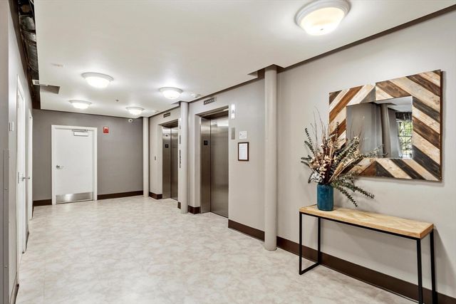 52 Lawrence Drive 515, Lowell, MA 01854