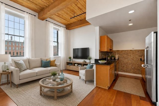 52 Lawrence Drive 515, Lowell, MA 01854