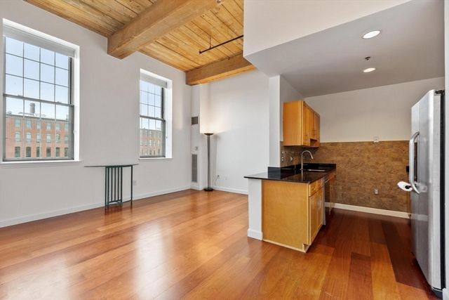 52 Lawrence Drive 515, Lowell, MA 01854