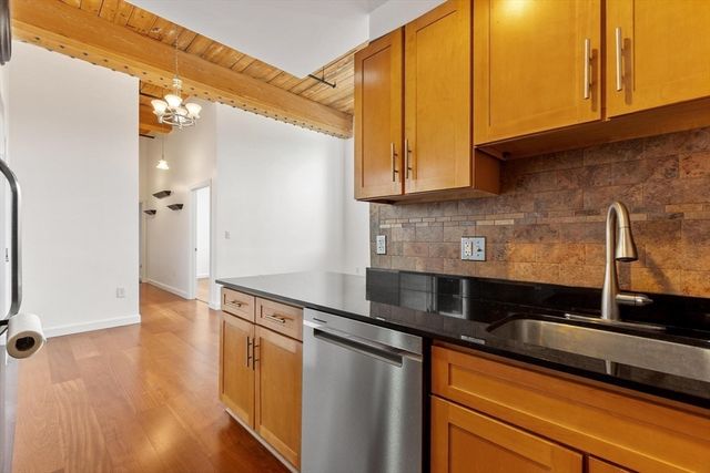 52 Lawrence Drive 515, Lowell, MA 01854
