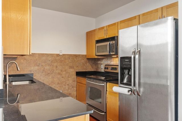52 Lawrence Drive 515, Lowell, MA 01854
